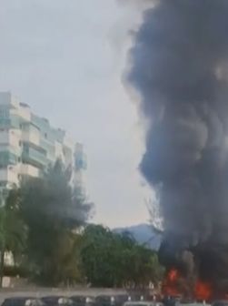 रियोको आकाशमा  दुर्घटना : दुई हेलिकोप्टर ठोक्किँदा ६ जनाको मृत्यु, २० गाडी जले