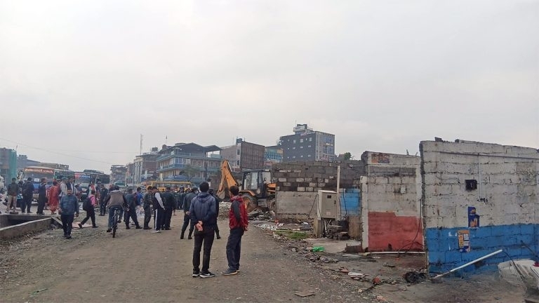 अमरसिंह चोकका अवैध टहरा हटाइयो, महानगरद्वारा डोजर परिचालन