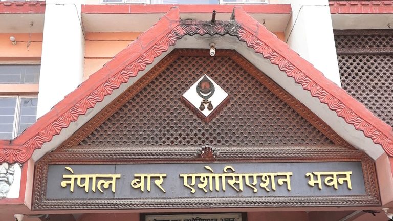 रिट दर्ता अवरोधको विरोधमा नेपाल बारको प्रदर्शन, दिउँसै लालटिन बाल्ने निर्णय